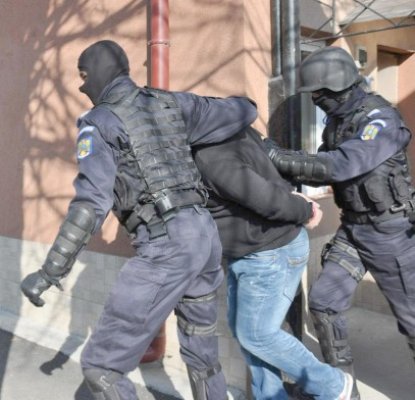 Au fost prinşi şi ceilalţi 3 indivizi care tâlhăreau cu cagulele pe feţe